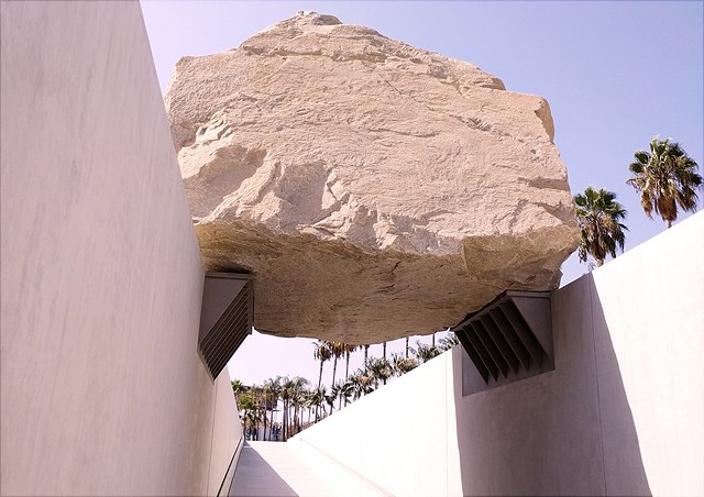 Heizer: Levitated Masss